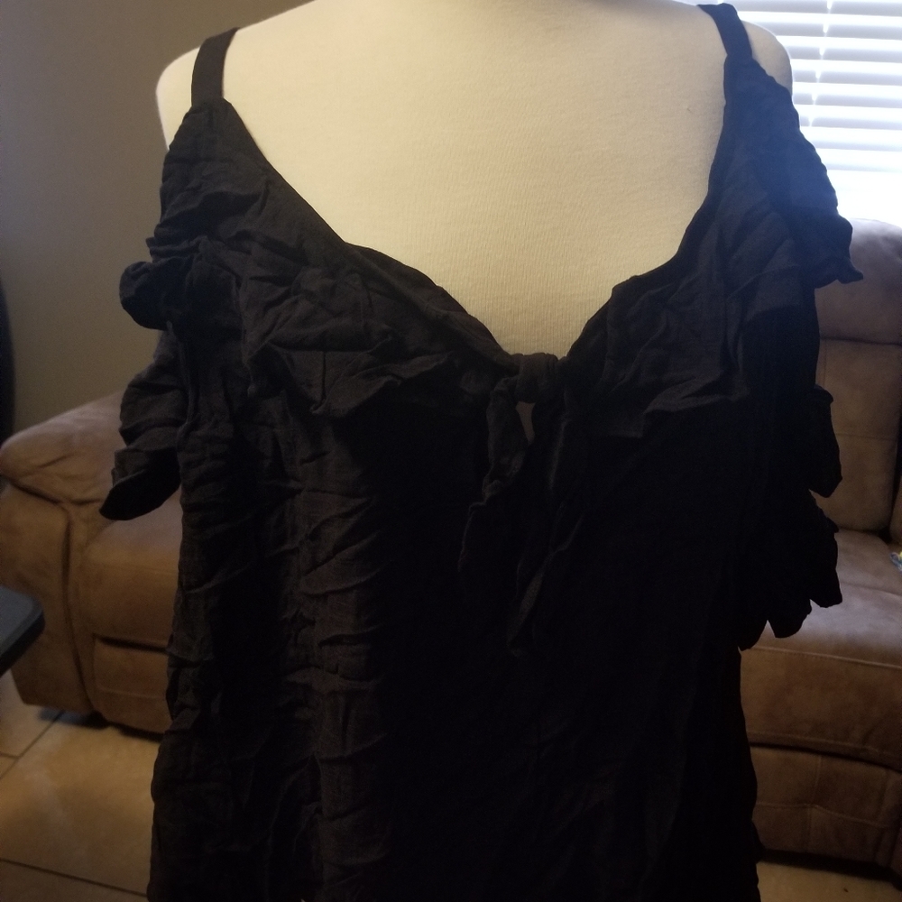 Black cold shoulder sleeves. 4X